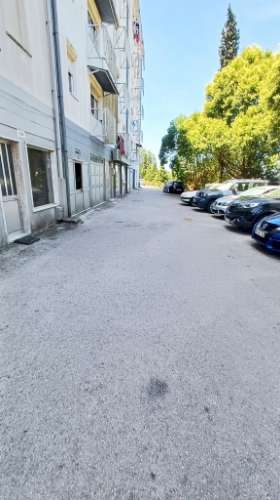 Garagem com Mezzanine em Mira-Sintra