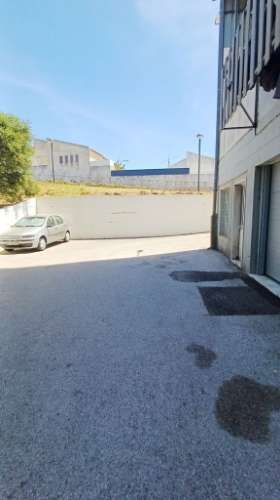 Garagem com Mezzanine em Mira-Sintra