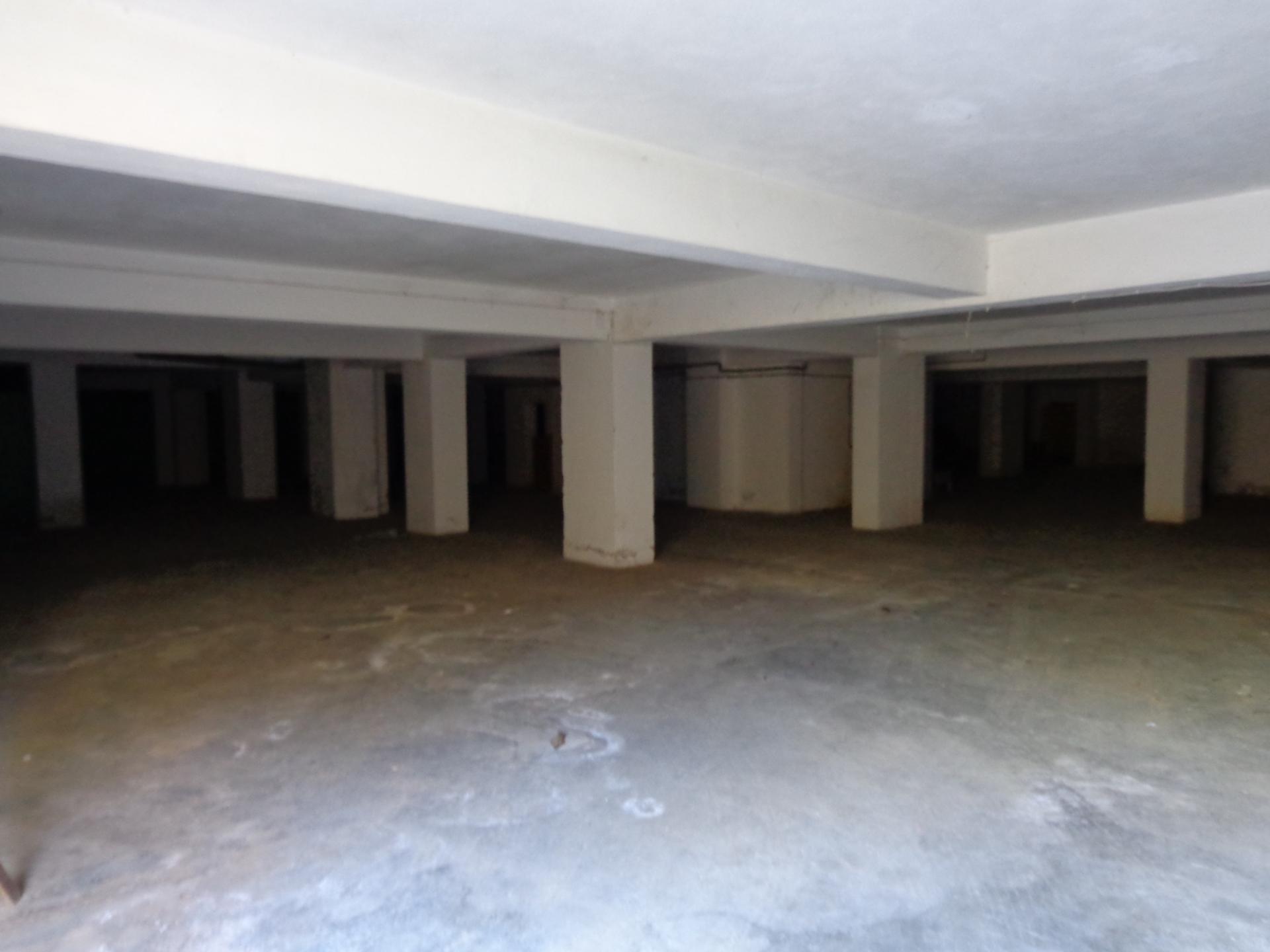 Garagens Praia da Rocha a 200 metros da praia , garagens box, arrecadações e lugar de garagem.