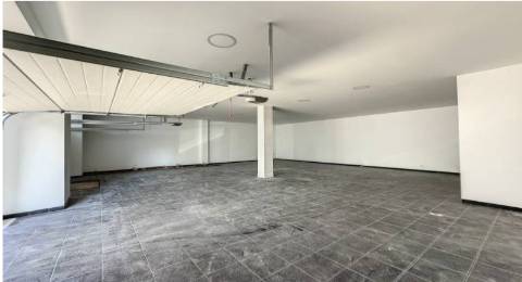 Moradia geminada T7 totalmente remodelada perto da zona Ribeirinha