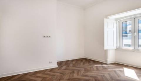 Moradia geminada T7 totalmente remodelada perto da zona Ribeirinha