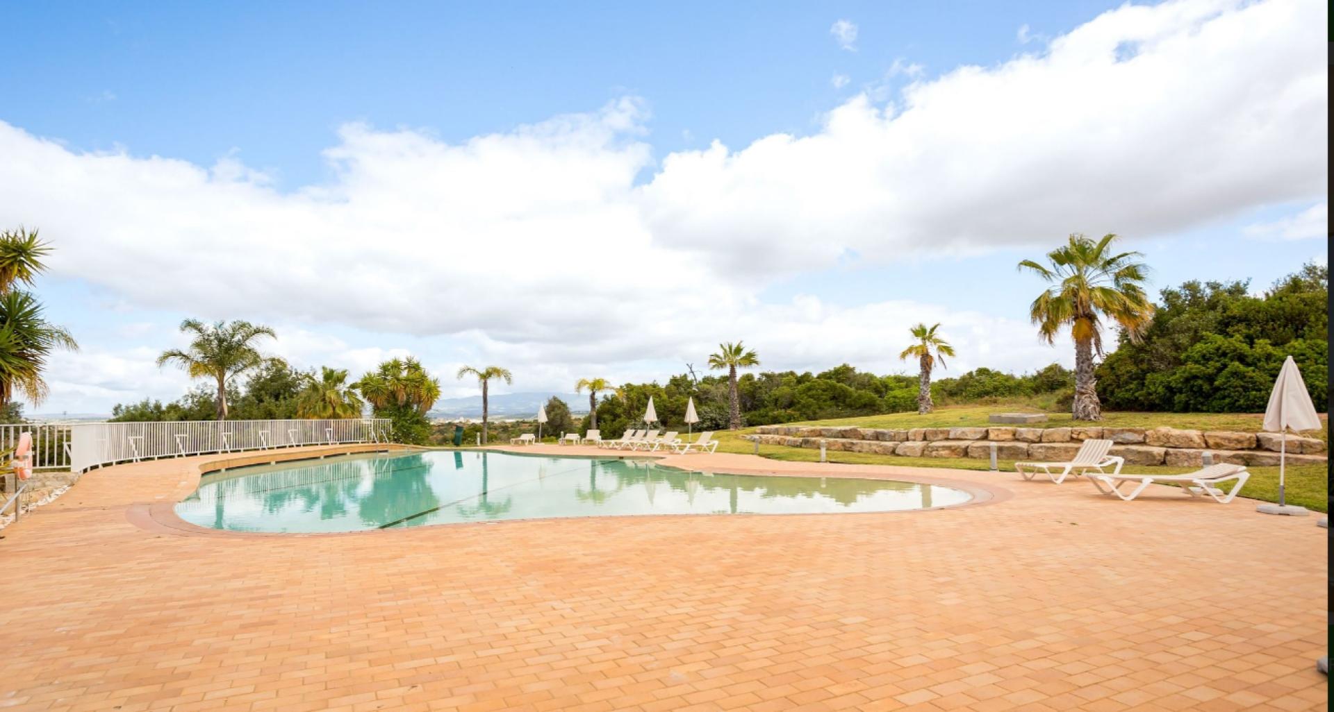 Apartamento T0 TURISTICO, com grande terraço, localizado junto ao campo de Golfe do Gramacho e a 4 quilómetros de Ferragudo.

