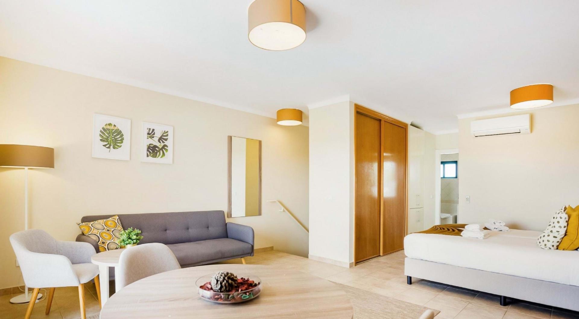 Apartamento T0 TURISTICO, com grande terraço, localizado junto ao campo de Golfe do Gramacho e a 4 quilómetros de Ferragudo.
