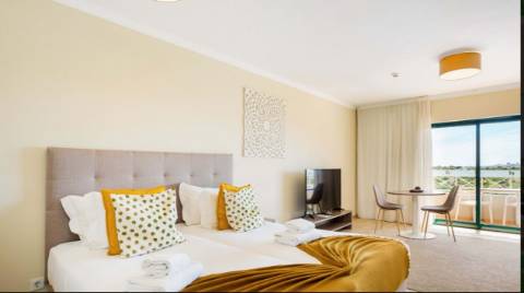 Apartamento T0 TURISTICO, com grande terraço, localizado junto ao campo de Golfe do Gramacho e a 4 quilómetros de Ferragudo.
