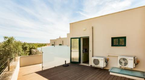 Apartamento T0 TURISTICO, com grande terraço, localizado junto ao campo de Golfe do Gramacho e a 4 quilómetros de Ferragudo.
