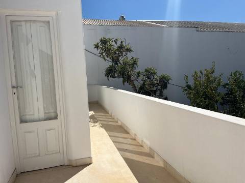 Moradia geminada T4 completamente remodelada com jardim e garagem no centro da cidade de Portimão e perto da zona Ribeirinha