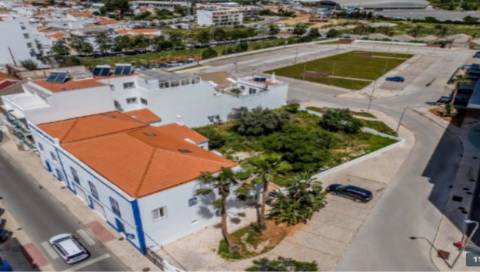 Moradia Geminada T3 no centro de Portimão perto do Rio Arade completamente remodelada