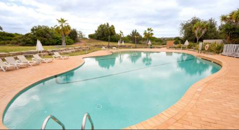 Apartamento T0 com grande terraço, localizado junto ao campo de Golfe do Gramacho e a 4 quilómetros de Ferragudo.
