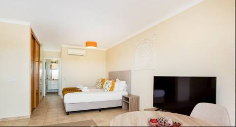 Apartamento T0 com grande terraço, localizado junto ao campo de Golfe do Gramacho e a 4 quilómetros de Ferragudo.
