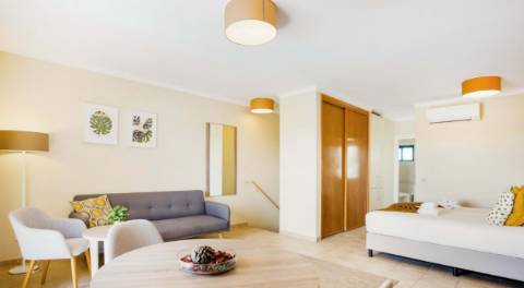 Apartamento T0 com grande terraço, localizado junto ao campo de Golfe do Gramacho e a 4 quilómetros de Ferragudo.
