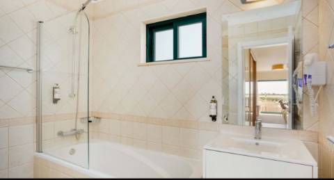 Apartamento T0 com grande terraço, localizado junto ao campo de Golfe do Gramacho e a 4 quilómetros de Ferragudo.
