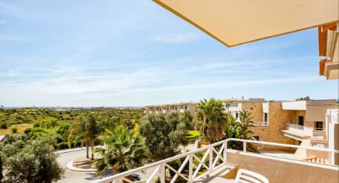 Apartamento T0 com grande terraço, localizado junto ao campo de Golfe do Gramacho e a 4 quilómetros de Ferragudo.
