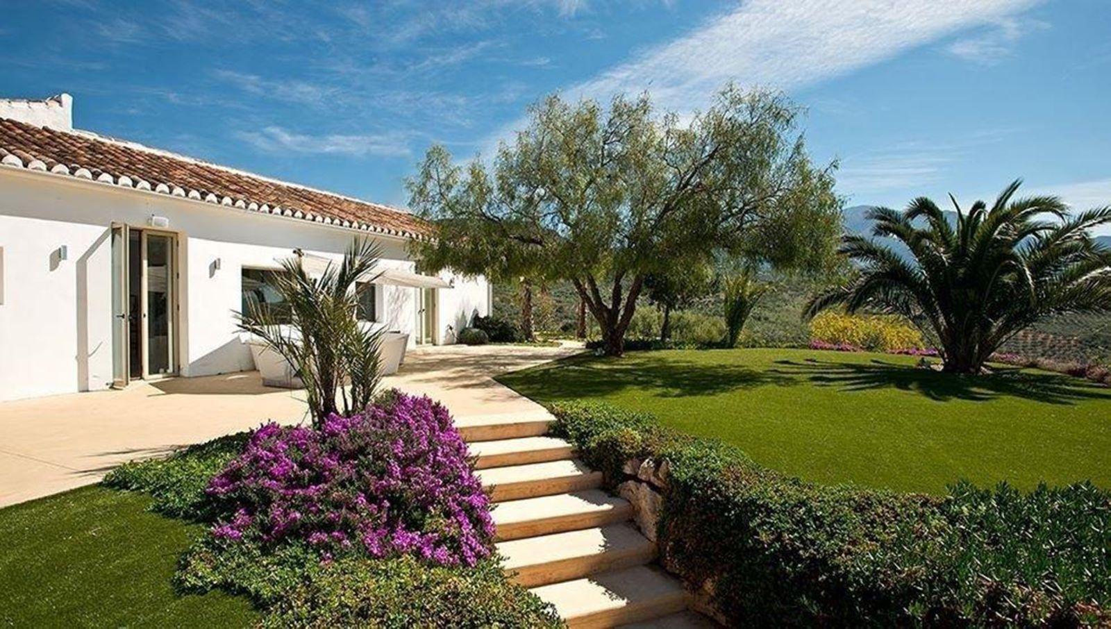 Villa em Málaga com vista panorâmica para as montanhas, o mar e um lago