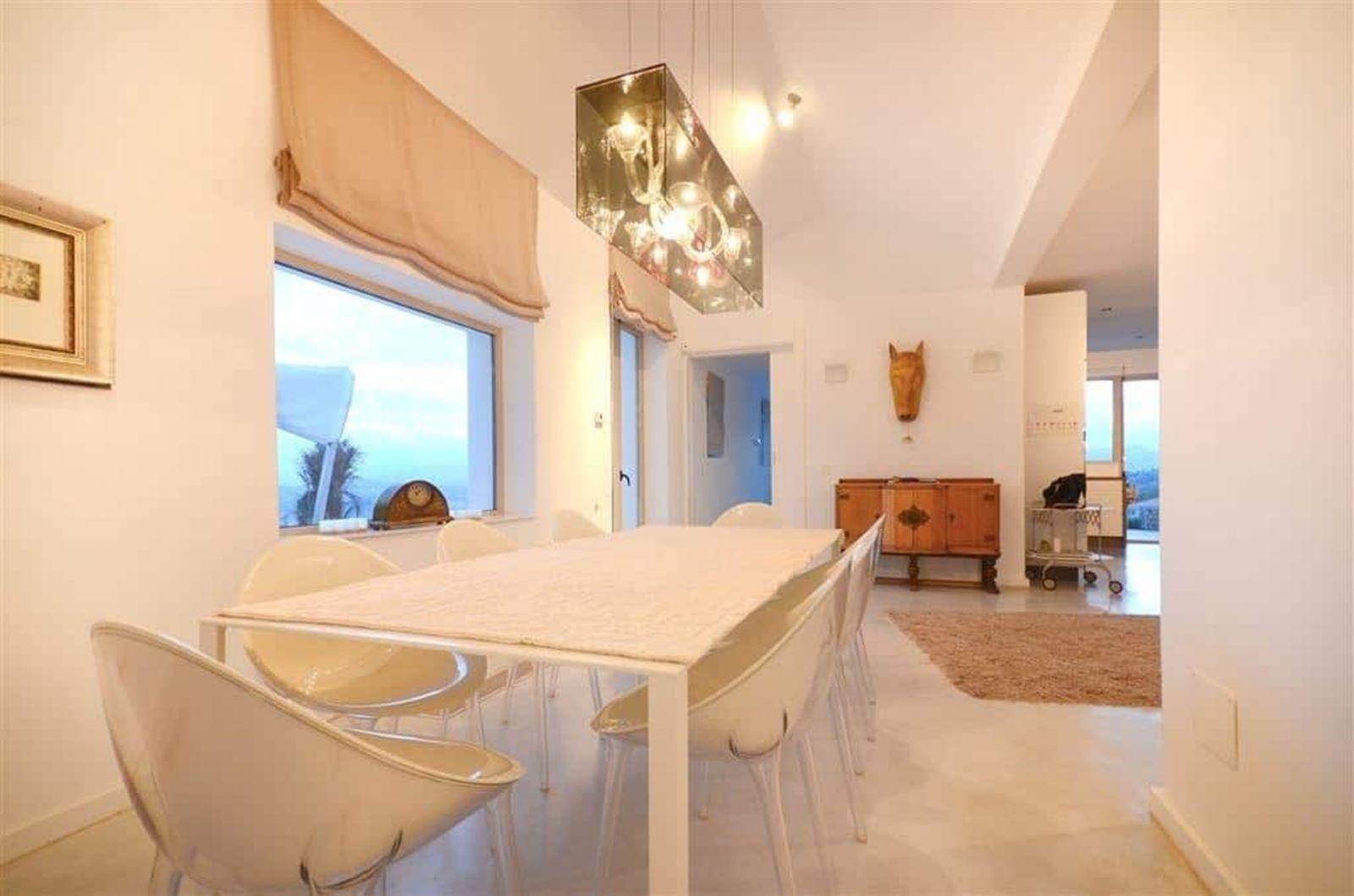 Villa em Málaga com vista panorâmica para as montanhas, o mar e um lago