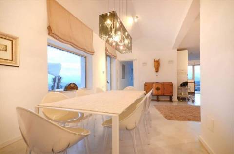 Villa em Málaga com vista panorâmica para as montanhas, o mar e um lago