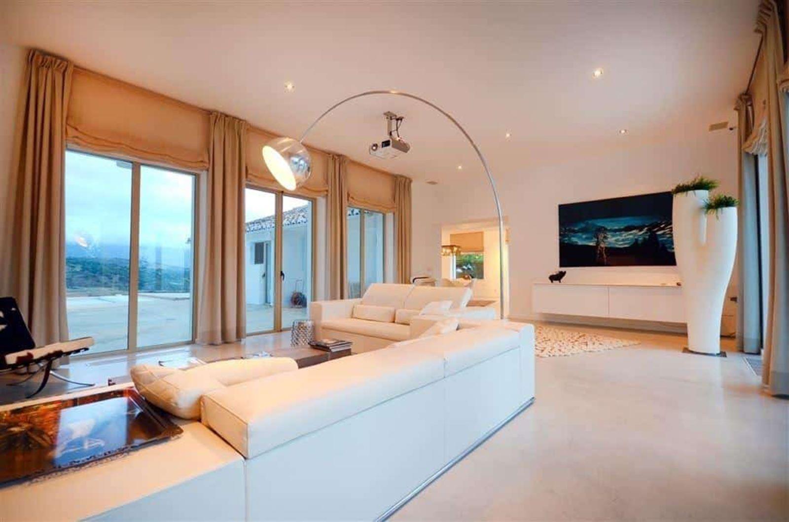 Villa em Málaga com vista panorâmica para as montanhas, o mar e um lago