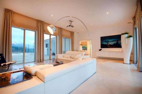 Villa em Málaga com vista panorâmica para as montanhas, o mar e um lago