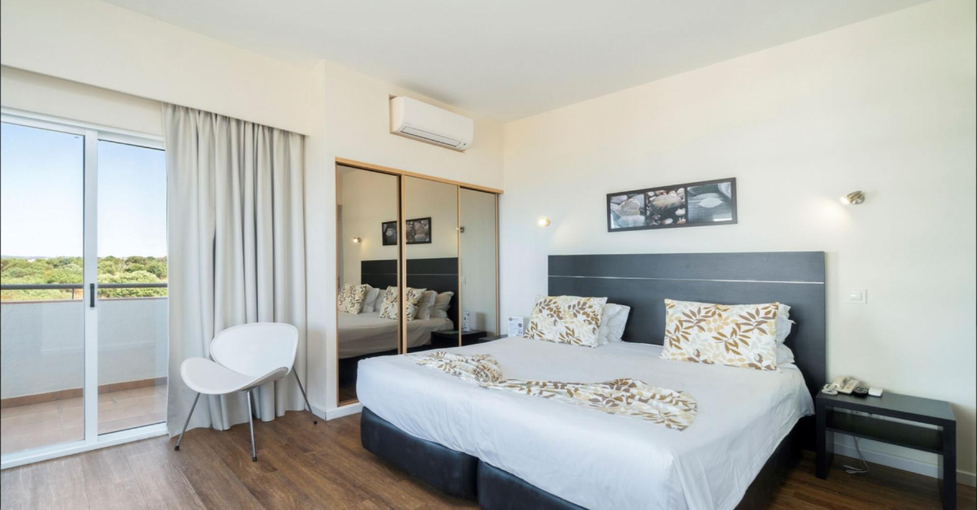 Apartamento TURISTICO T0 no 4 andar em Alvor junto á praia com vista mar.