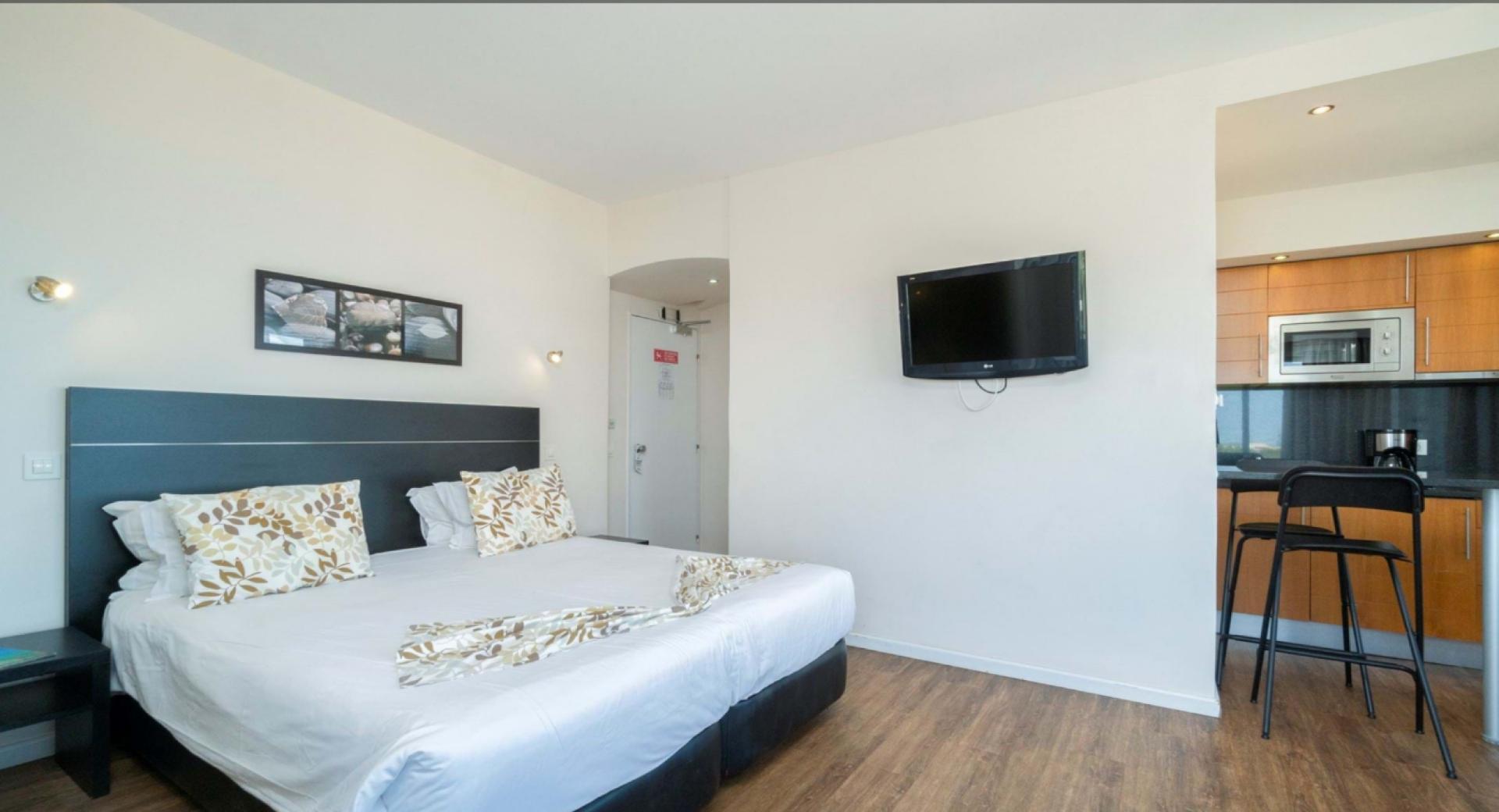 Apartamento TURISTICO T0 no 4 andar em Alvor junto á praia com vista mar.