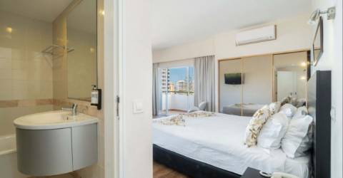 Apartamento TURISTICO T0 no 4 andar em Alvor junto á praia com vista mar.