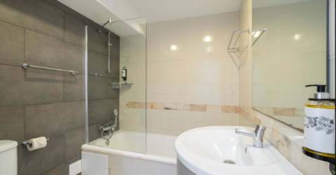 Apartamento TURISTICO T0 no 4 andar em Alvor junto á praia com vista mar.