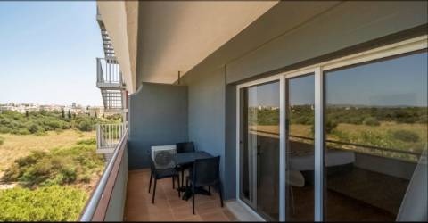 Apartamento TURISTICO T0 no 4 andar em Alvor junto á praia com vista mar.