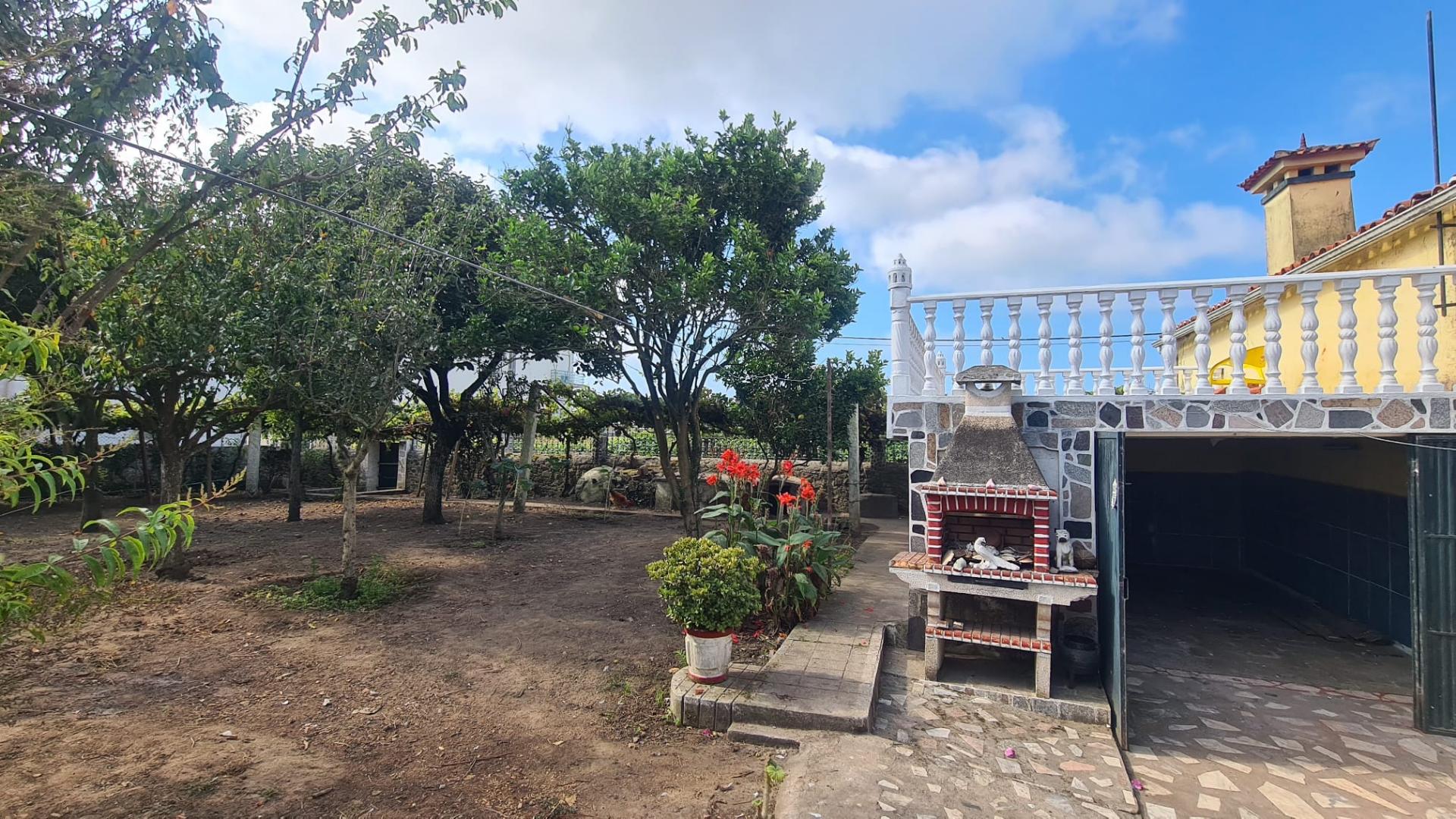 Moradia com armazém e terreno perto da praia da Azurara em Vila do Conde
