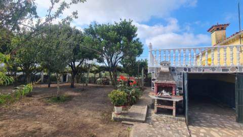 Moradia com armazém e terreno perto da praia da Azurara em Vila do Conde