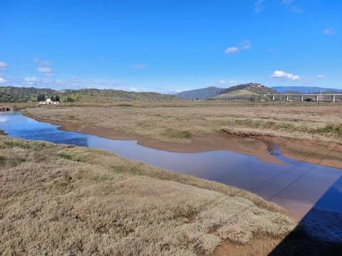 Herdade com construções à entrada de Portimão