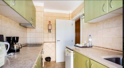 Apartamento T0 TURISTICO, com grande terraço, localizado junto ao campo de Golfe do Gramacho e a 4 quilómetros de Ferragudo.
