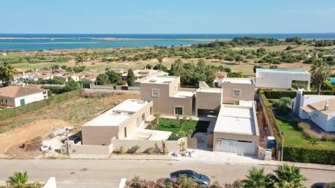 Moradia T4+1 Contemporânea com Spa e Piscina Panorâmica | Arquitetura de Autor na Meia Praia