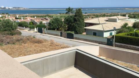 Moradia T4+1 Contemporânea com Spa e Piscina Panorâmica | Arquitetura de Autor na Meia Praia