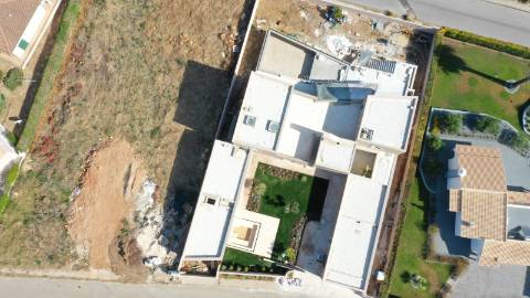 Moradia T4+1 Contemporânea com Spa e Piscina Panorâmica | Arquitetura de Autor na Meia Praia