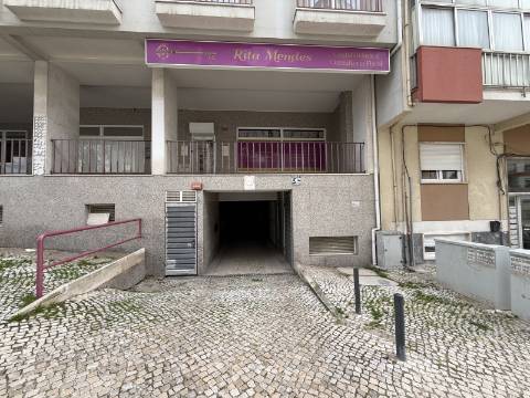 Loja Renovada com 114 m², Terraço e Parqueamento para 2 carros (possibilidade para transformar em habitação)