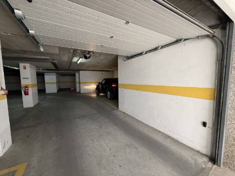 Loja Renovada com 114 m², Terraço e Parqueamento para 2 carros (possibilidade para transformar em habitação)