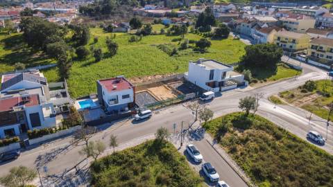 Moradia T4 moderna nas Casas da Quinta, Palmela | Jardim, luz natural e conforto