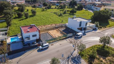 Moradia T4 moderna nas Casas da Quinta, Palmela | Jardim, luz natural e conforto