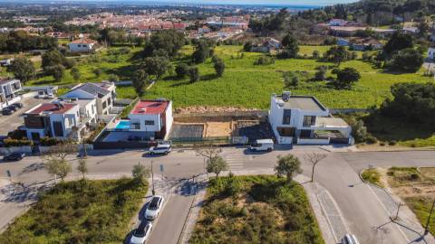Moradia T4 moderna nas Casas da Quinta, Palmela | Jardim, luz natural e conforto
