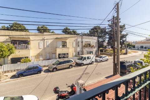 Andar de Moradia T3 com Entrada Independente e Espaço Exterior na Quinta do Conde