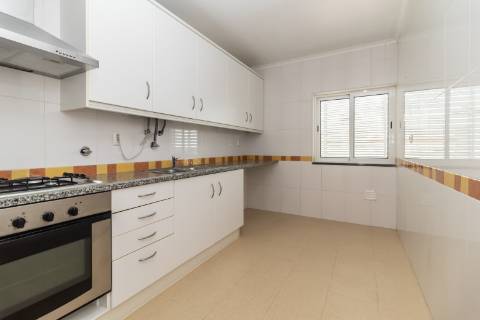 Apartamento T2 com elevador, parqueamento e arrecadação nas Manteigadas
