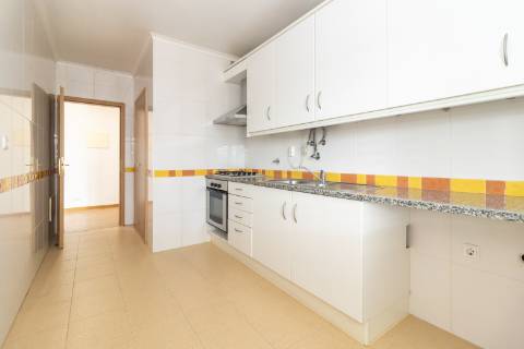 Apartamento T2 com elevador, parqueamento e arrecadação nas Manteigadas