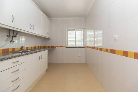 Apartamento T2 com elevador, parqueamento e arrecadação nas Manteigadas