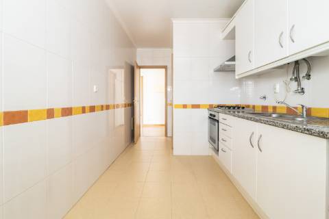 Apartamento T2 com elevador, parqueamento e arrecadação nas Manteigadas