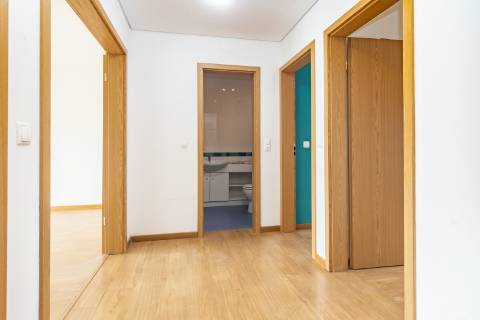 Apartamento T2 com elevador, parqueamento e arrecadação nas Manteigadas