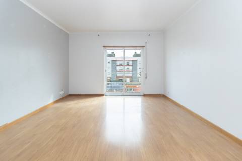 Apartamento T2 com elevador, parqueamento e arrecadação nas Manteigadas