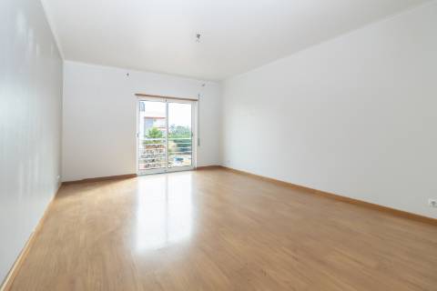 Apartamento T2 com elevador, parqueamento e arrecadação nas Manteigadas