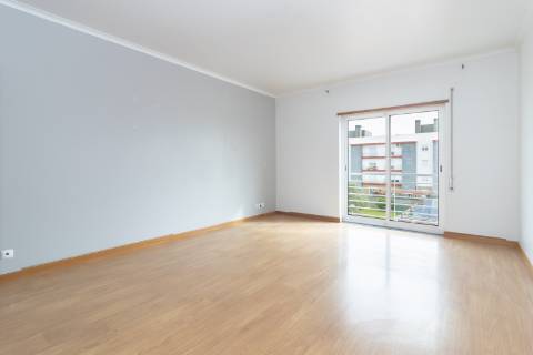 Apartamento T2 com elevador, parqueamento e arrecadação nas Manteigadas