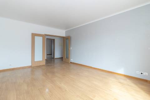 Apartamento T2 com elevador, parqueamento e arrecadação nas Manteigadas