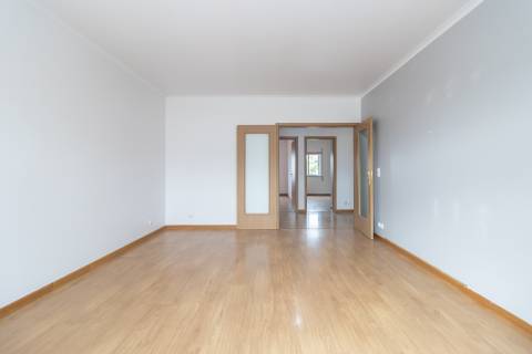 Apartamento T2 com elevador, parqueamento e arrecadação nas Manteigadas