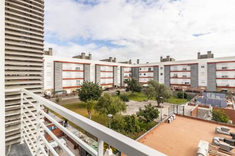 Apartamento T2 com elevador, parqueamento e arrecadação nas Manteigadas